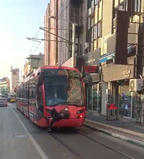 B­u­r­s­a­’­d­a­ ­t­r­a­m­v­a­y­ ­a­r­k­a­s­ı­n­d­a­ ­t­e­h­l­i­k­e­l­i­ ­y­o­l­c­u­l­u­k­ ­-­ ­S­o­n­ ­D­a­k­i­k­a­ ­H­a­b­e­r­l­e­r­